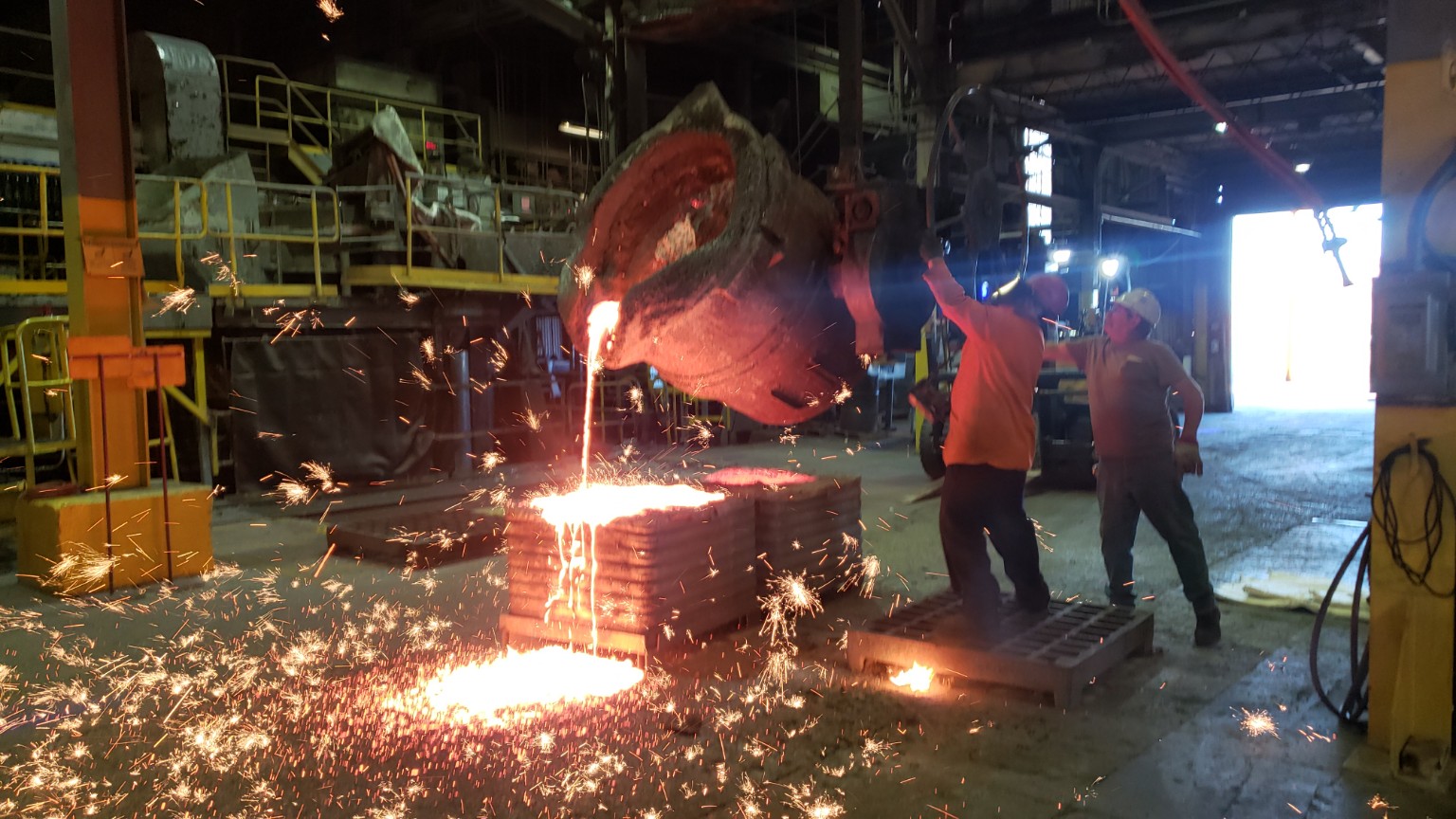 Molten metal pour in an active industrial environment