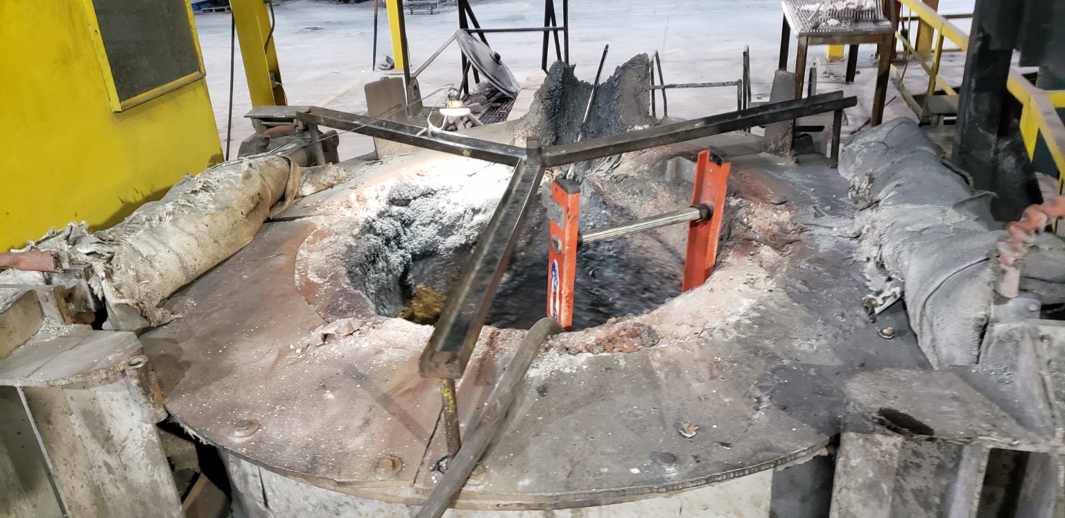 Foundry deck with open hot zone and refractory wear